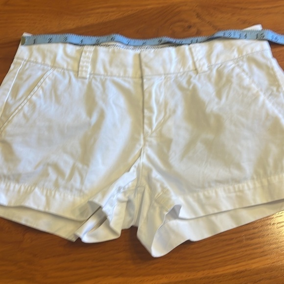 Uniqlo shorts sz 4 white with back/front pockets and zipper closure front - Picture 3 of 8